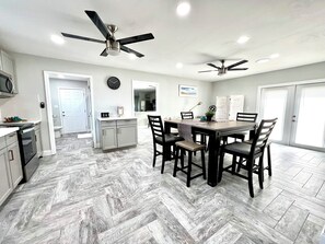 Microwave, oven, stovetop, dishwasher - Fun & Relax Home-Melbourne 6 Bed/2Bath 10 Sleeps (Melbourne)