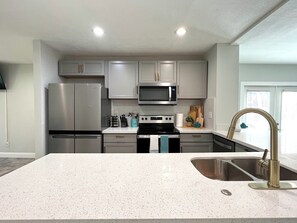 Microwave, oven, stovetop, dishwasher - Fun & Relax Home-Melbourne 6 Bed/2Bath 10 Sleeps (Melbourne)