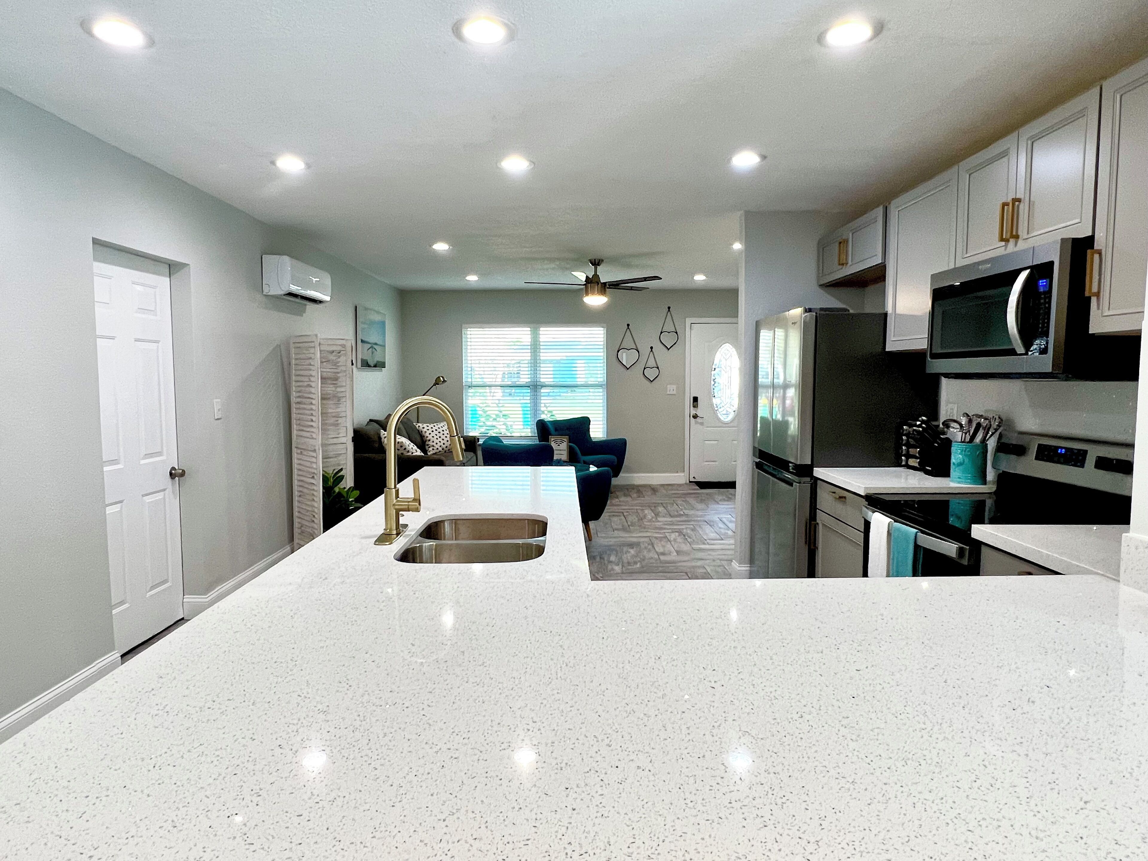 Mikrobølgeovn, ovn, kokeplater og oppvaskmaskin