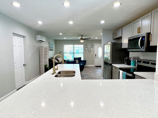 Microwave, oven, stovetop, dishwasher - Fun & Relax Home-Melbourne 6 Bed/2Bath 10 Sleeps (Melbourne)