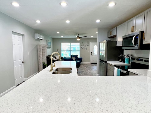 Fun & Relax Home-Melbourne 6 Bed/2Bath 10 Sleeps