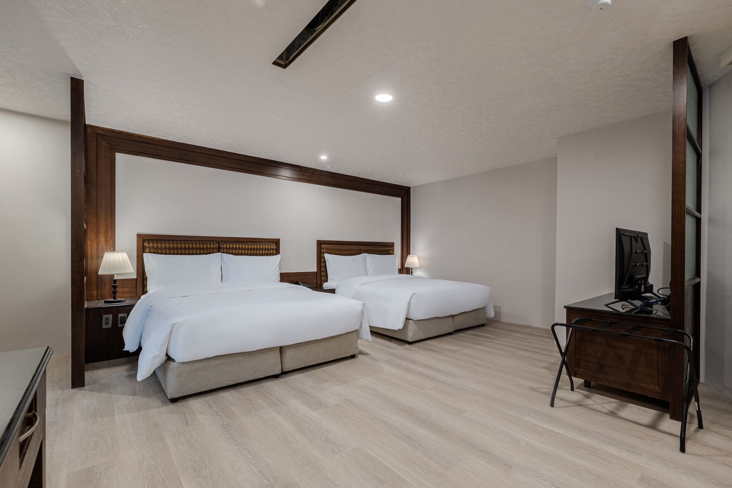 Cortinas blackout, tabla de planchar con plancha y wifi gratis 