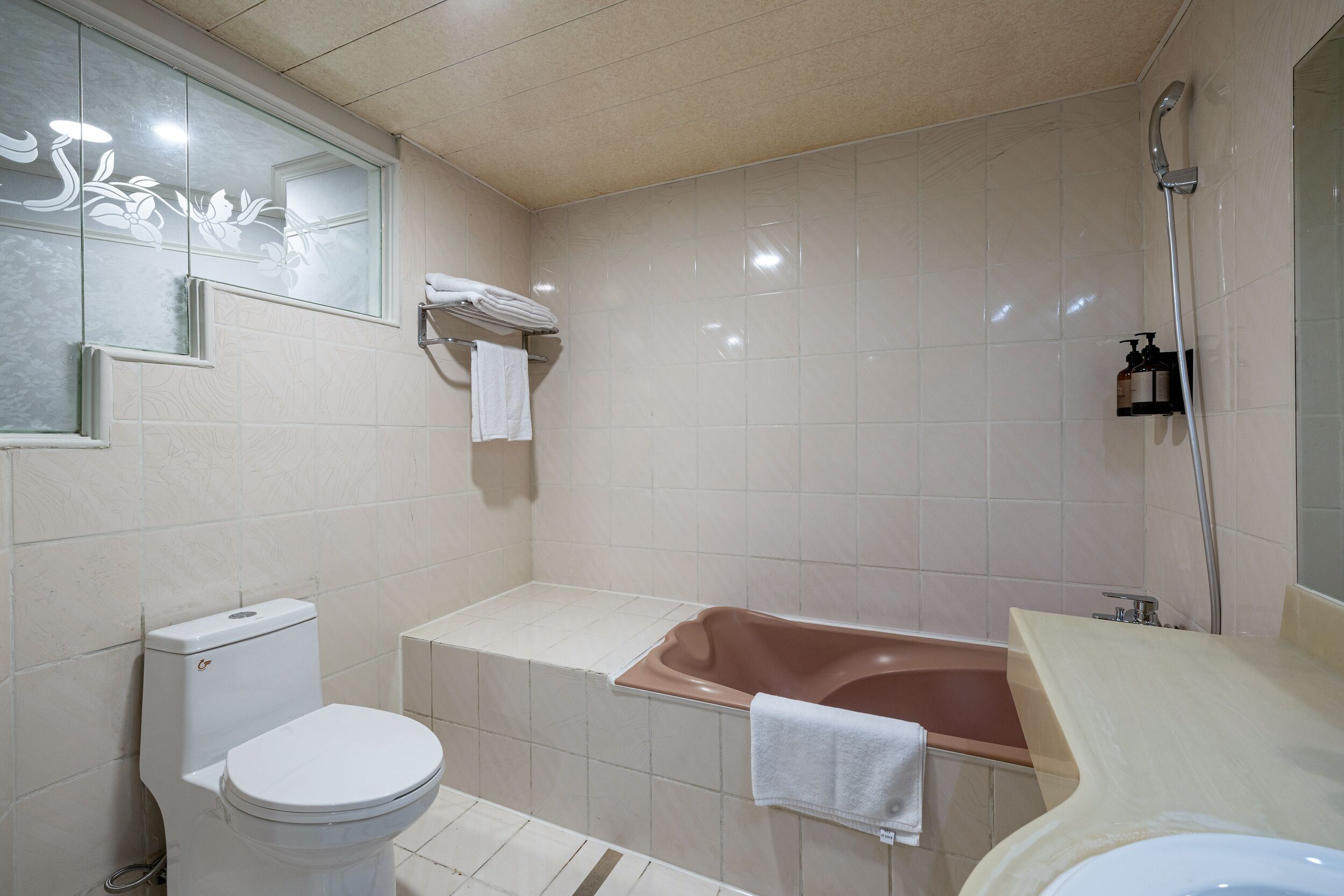 Classic Twin Room, City View | Bathroom | Hair dryer, towels, shampoo, toilet paper