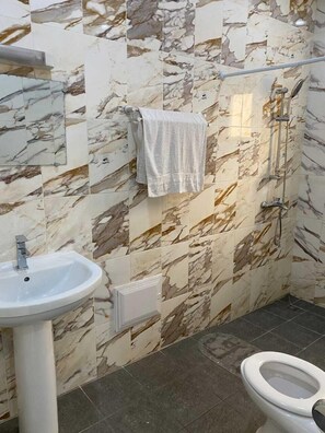 Comfort Apartment, Balcony, Beach View | Bathroom - Appartement Style Congo (Pointe-Noire)