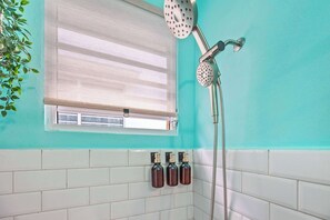 Shower, hair dryer, shampoo - Luxury Condado | Walk to the Beach | Shared Pool (San Juan)