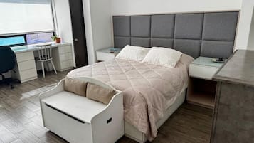 3 bedrooms, desk, iron/ironing board, WiFi