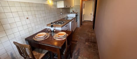 Frigorifero, forno, piano cottura, lavastoviglie