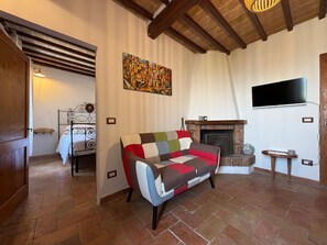 Fireplace - Nice apartment for 4 guests with A/C, WIFI and panoramic view (Cortona)