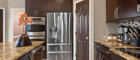 Kjøleskap, mikrobølgeovn, ovn og kokeplater