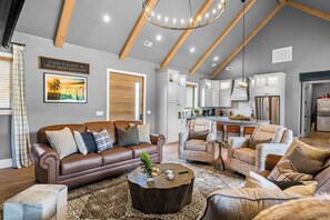 TV, fireplace, offices - Luxury Cabin, Sleeps 12・Pool, Hot Tub + Family Fun (Sevierville)