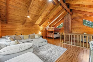 Smart-TV, Kamin, DVD-Player, Bücher