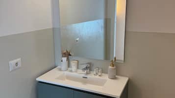 Shower, hair dryer, bidet, towels