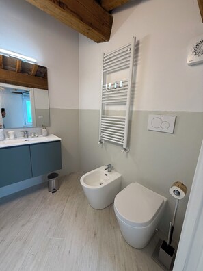 Douche, sèche-cheveux, bidet, serviettes fournies