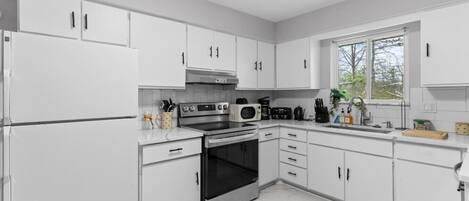 Refrigerador, microondas, horno, placa de cocina