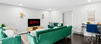 Family & Group Getaway|Sleeps 11|Close to U of M