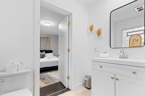 Ducha, secador de pelo, toallas y champú