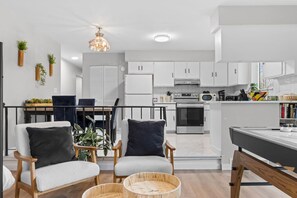 Fridge, microwave, oven, stovetop - Family & Group Getaway|Sleeps 11|Close to U of M (Ann Arbor)