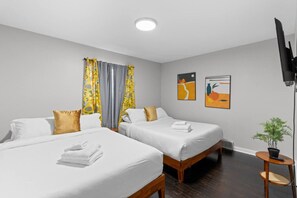 2 chambres, bureau, fer et planche à repasser, lit de bébé portatif