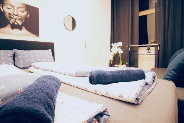 5 bedrooms, bed sheets