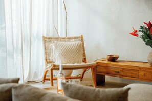 Villa, 2 Bedrooms, Private Pool | Ruang tamu | 55 inci sebuah televisyen pintar dengan kabel, Netflix 