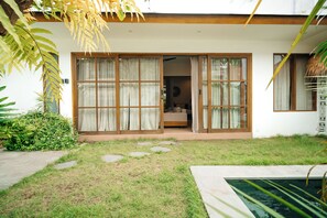 Villa, 2 habitaciones, alberca privada | Área de sala de estar | Smart TV de 55 pulgadas con canales por cable y Netflix