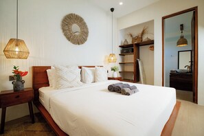 Villa, 2 Bedrooms, Private Pool | Peti besi dalam bilik, meja, ruang kerja komputer riba 