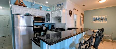 Réfrigérateur, micro-ondes, plaque de cuisson, lave-vaisselle