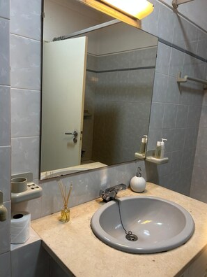 Hair dryer, bidet, towels, soap - Mar de Amarilis - comfy 1 bedroom Apartment sea view close to Rocha Beach (Portimão)