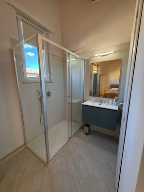Regadera, secadora de cabello, bidet, toallas