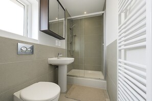 Dusche, Haartrockner, Handtücher, Seife
