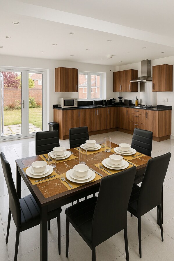 Dining - Modern 5 BR Gem|Harry Potter - 2mins| Near London (Leavesden)