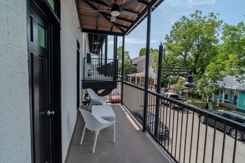 Government St. Balcony Suite 209