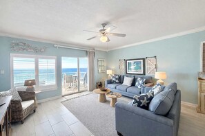 Televisión, reproductor de DVD y oficina 