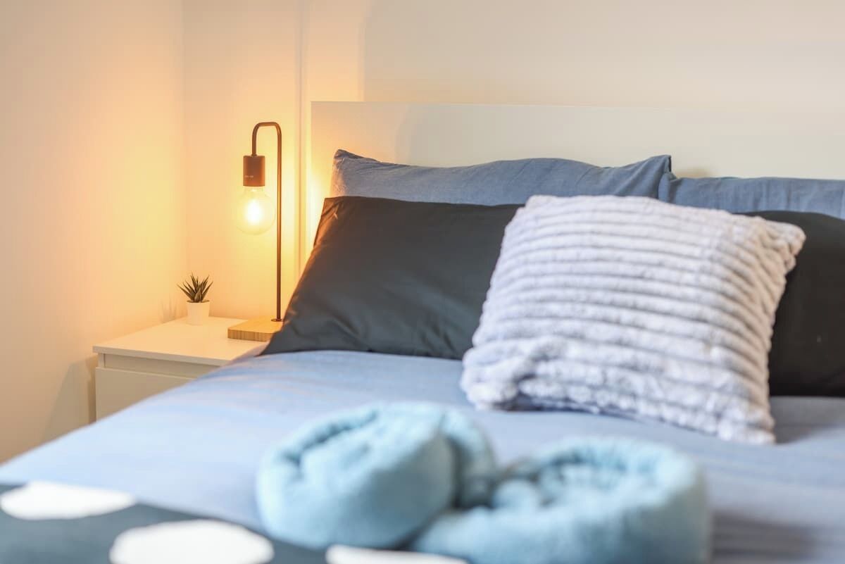 3 habitaciones, tabla de planchar con plancha, wifi y ropa de cama 