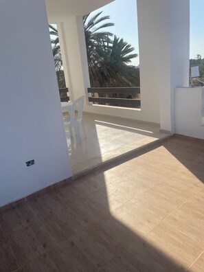 Outdoor dining - Elegant stay at Villa Doullia (Médenine)