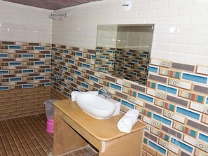 Deluxe Double Room | Bathroom | Free toiletries, soap, shampoo, toilet paper