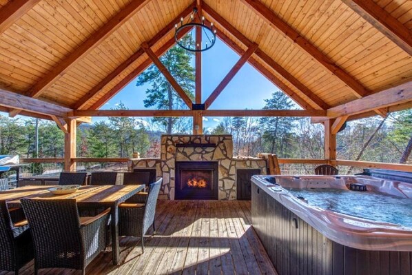 Outdoor dining - Makin’ Memories–FREE Tickets-2BR/2Bath-loft games-Hot Tub-Peaceful Mountain View (Sevierville)