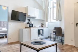 Microwave, oven, stovetop, coffee/tea maker