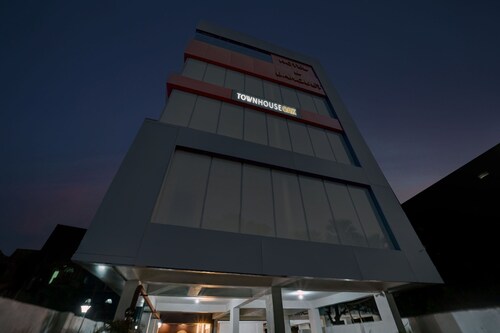 Super Townhouse OAK The Dev Regency