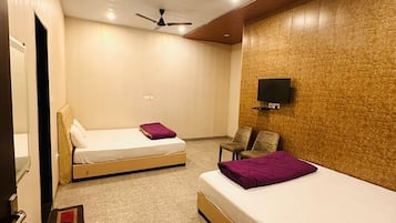 Triple Room | Free WiFi, bed sheets