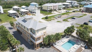 Un complexe hôtelier comprenant plusieurs bâtiments, une piscine et un parking.