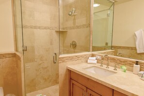Shower, hair dryer, towels - Westview Terrace Condo 4 - Great Light, Bald Mt Views, Near Downtown Ketchum (Ketchum)