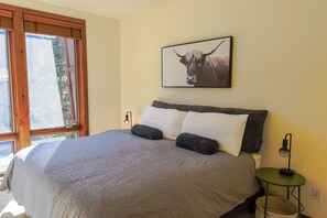 2 عدّة غرف نوم وخدمة الإنترنت وملاءات أسرّة