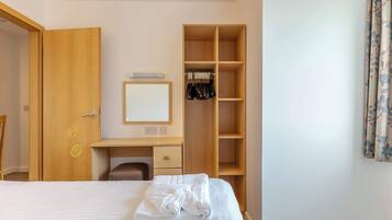 Desk, WiFi, bed sheets