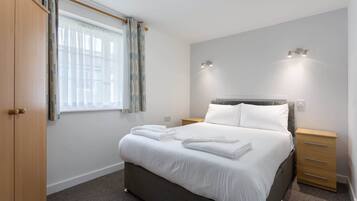 2 bedrooms, desk, WiFi, bed sheets