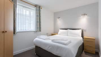 2 bedrooms, desk, WiFi, bed sheets