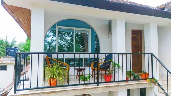 Exterior - Minzi Homes | Cozy Green Escape with balcony views (Dar es Salaam)