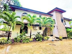 Property grounds - Minzi Homes | Cozy Green Escape with balcony views (Dar es Salaam)