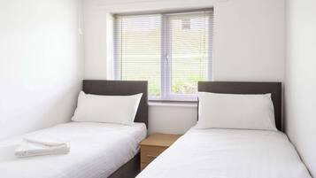 2 bedrooms, desk, WiFi, bed sheets