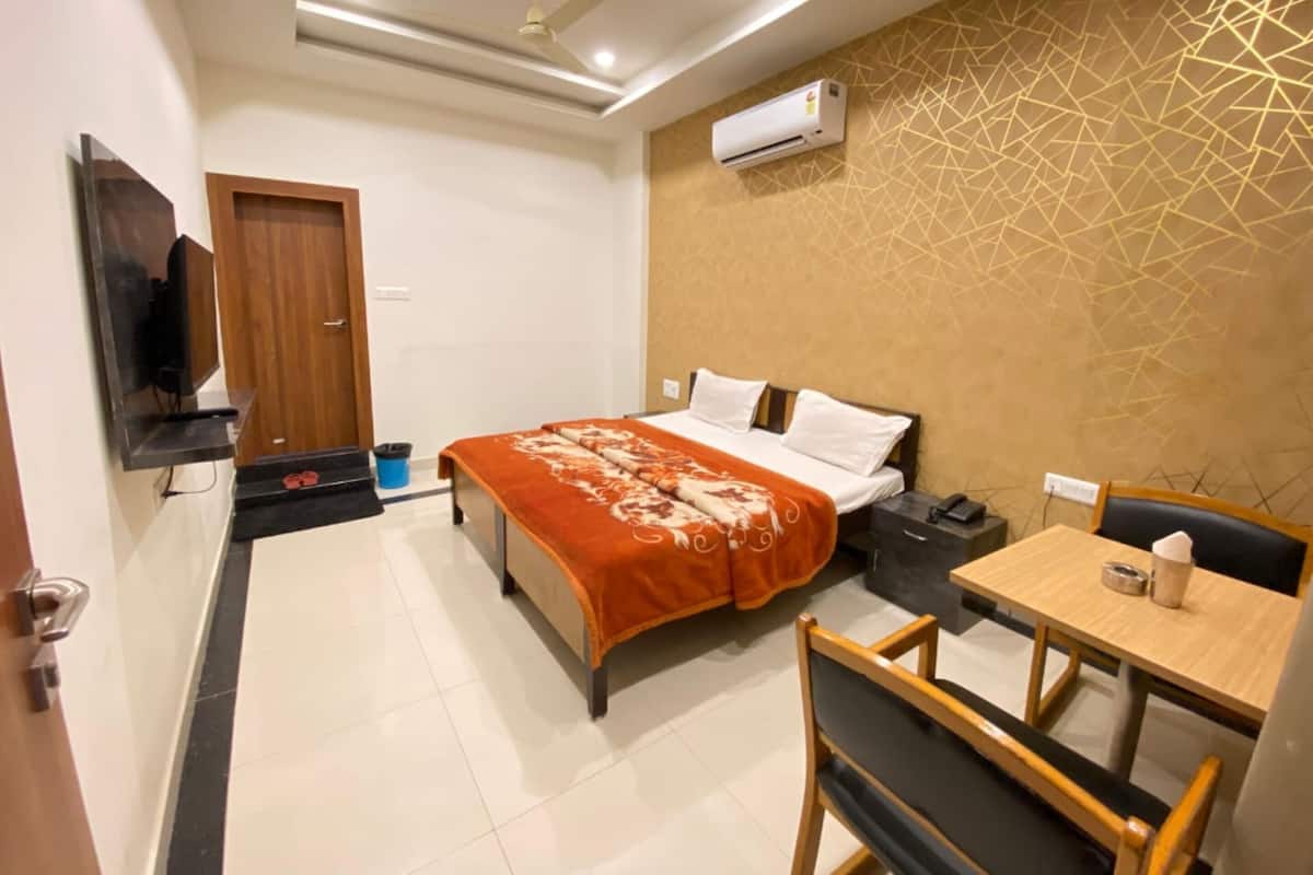 Deluxe Double Room, City View | Free WiFi, bed sheets
